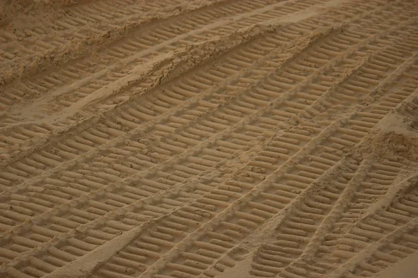 Sentiers de voitures sur le sable — Photo