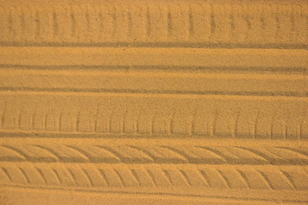 Ślady samochodów na piasku — Zdjęcie stockowe