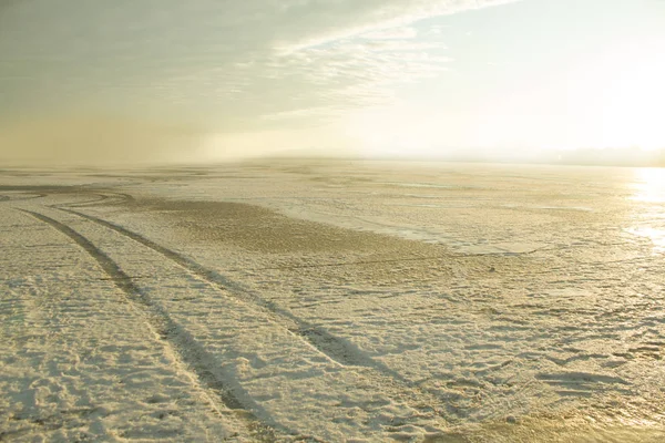 Автомобільна доріжка на снігу — стокове фото