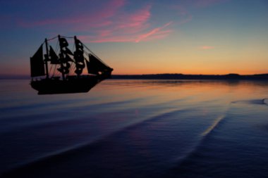 Yelkenli geminin silueti, günbatımı arka planı