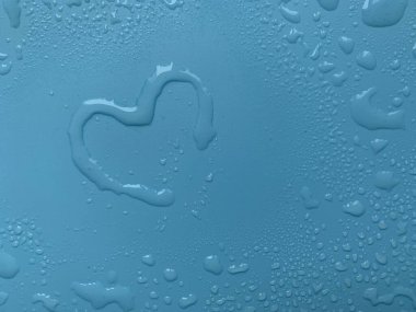 Mavi arka planda kalp şeklinde su