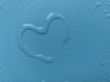 Mavi arka planda kalp şeklinde su