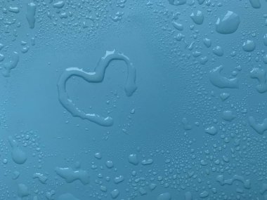 Mavi arka planda kalp şeklinde su