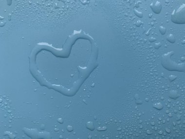 Mavi arka planda kalp şeklinde su