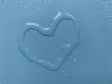 Mavi arka planda kalp şeklinde su