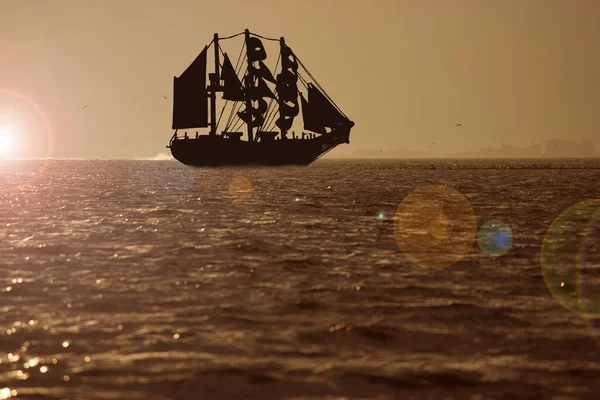 Silhouette Sailing Ship Sunset Background — Stock Photo, Image