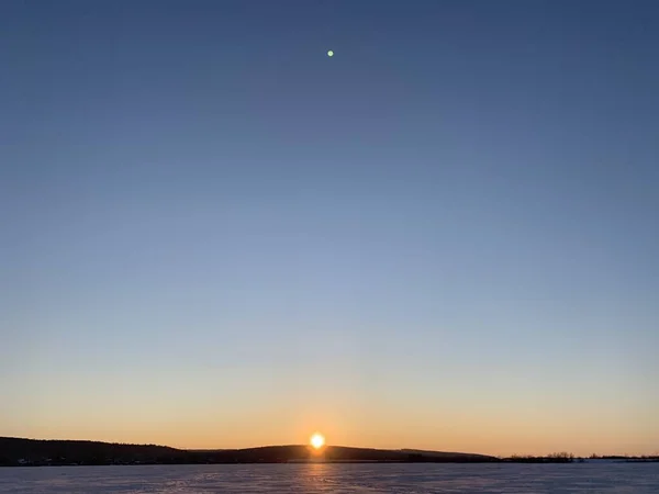 Solnedgång Över Snöfältet Fryst Flod — Stockfoto