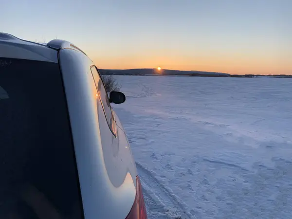Машина Сніжному Полі Захід Сонця — стокове фото