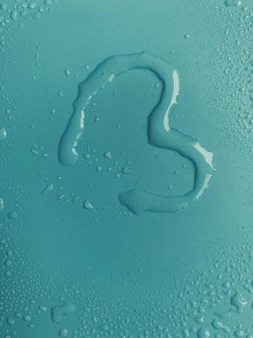 Mavi arka planda kalp şeklinde su