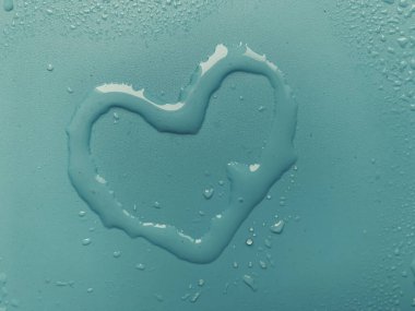Mavi arka planda kalp şeklinde su