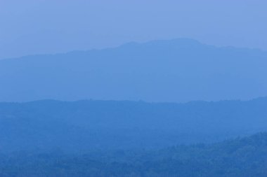 Tepeler mavi sisli. Mavi dağlar