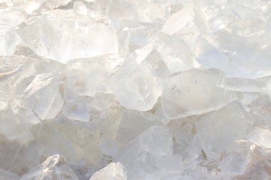 Nehir ya da göl üzerindeki buz yığını