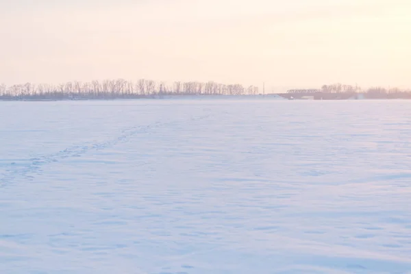 Tramonto Sul Campo Innevato Fiume Congelato — Foto Stock