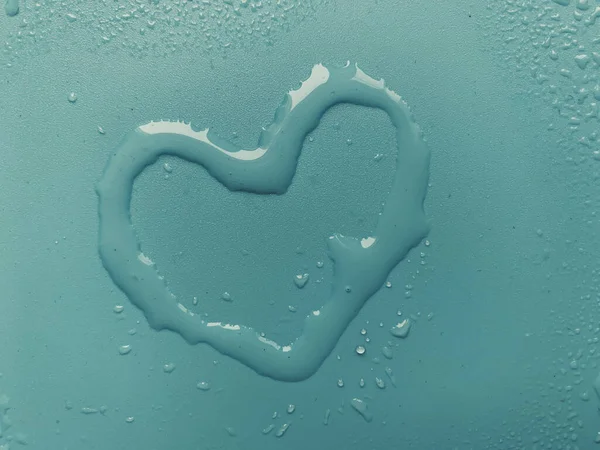 Mavi arka planda kalp şeklinde su