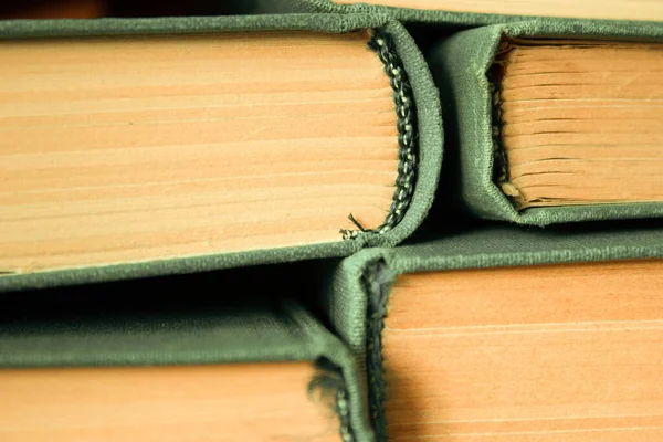 Bücherstapel Auf Dem Holztisch — Stockfoto