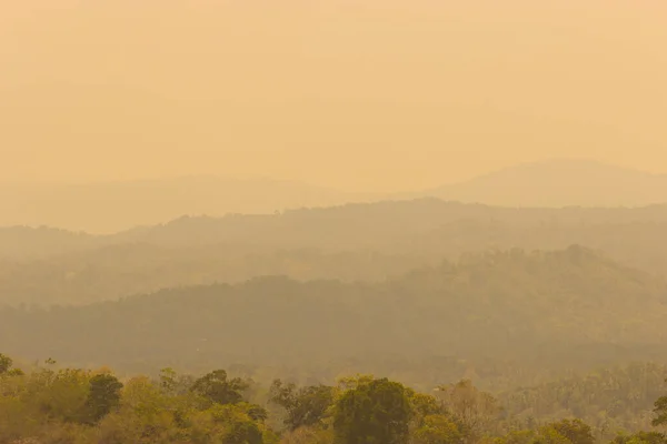 Tramonto Giallo Sulle Montagne Nebbia — Foto Stock