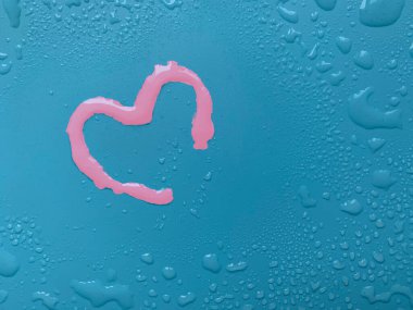 Mavi arka planda kalp şeklinde su