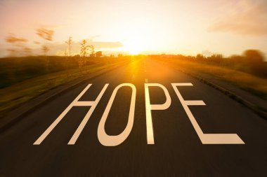 Umut konsepti. Yolun üzerinde gün batımı