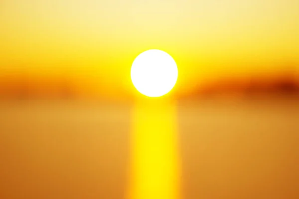 Bulanık Akşam Sahnesi Denizin Üzerinde Gün Batımı — Stok fotoğraf