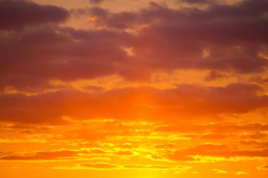Güzel turuncu gün batımı. Bulutlar. Arkaplan olarak kullan