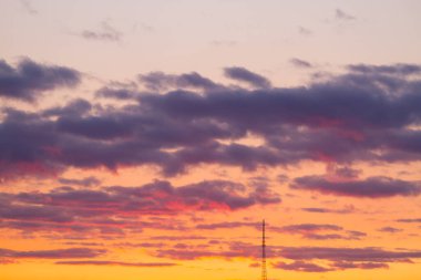 Gün batımı gökyüzünde televizyon kulesi