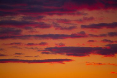 Pembe bulutlu güzel gün batımı fotoğrafı