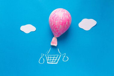 Mavi zemin üzerinde hava balonu ve çizim elementleri