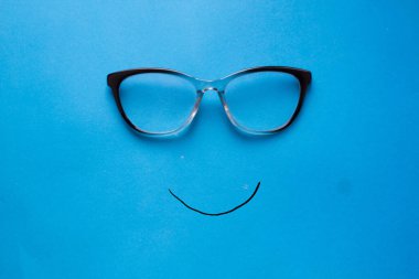 Gözlüklü komik bir tip. Mavi arkaplan