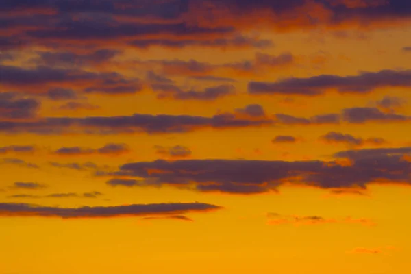 美しいオレンジの夕日 雲のように 背景として使用する — ストック写真