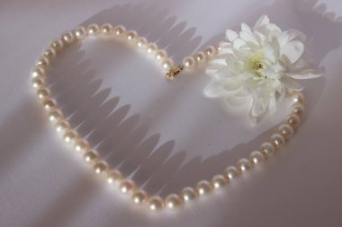 Beyaz arka planda beyaz inci mücevherler.