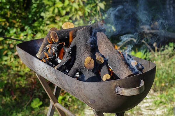 Verbranden van hout in een brazier — Stockfoto