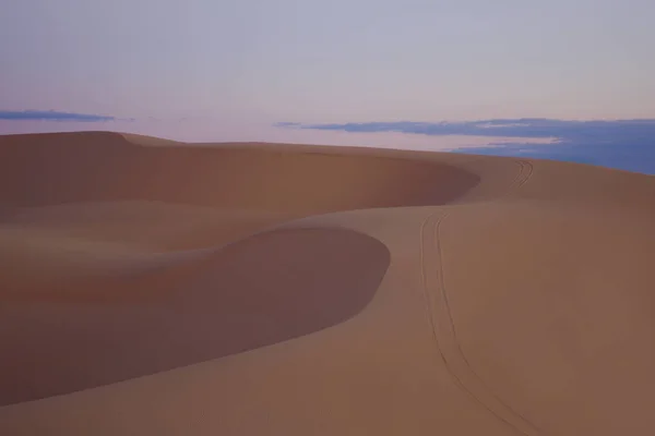 Μαλακό φως του ήλιου πάνω από κορυφογραμμές και τα σχήματα των αμμόλοφων άμμου — Φωτογραφία Αρχείου