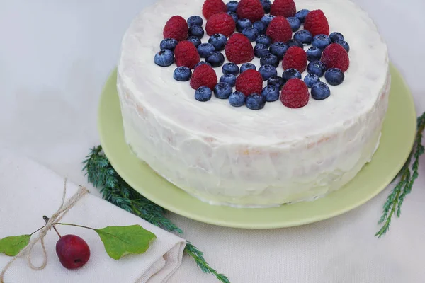 Weißer Kuchen mit Schlagsahne verziert mit Blaubeere und Himbeere — Stockfoto