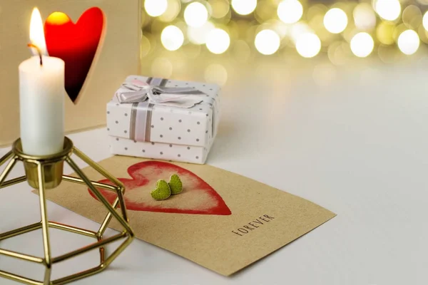 Pendientes en forma de corazones en una tarjeta dice para siempre . —  Fotos de Stock