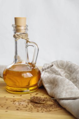 Kaşık ve cam sürahi içinde keten yağı keten tohumu 