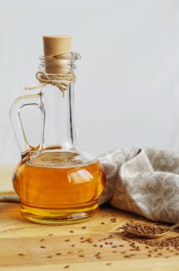 Kaşık ve cam sürahi içinde keten yağı keten tohumu