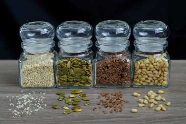 Susam, keten ve kabak çekirdeği ve çam fıstığı koleksiyonu
