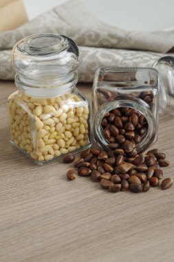 Çam fıstığı birlikte kavanozları dağınık unpeeled soyulmuş olan