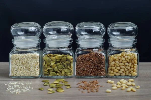 Colección de semillas de sésamo, lino y calabaza y piñones — Foto de Stock