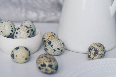 Bıldırcın yumurtası ve beyaz sürahi ile Tablo ayarı