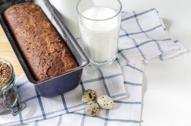 Keten tohumu unu ve psyllium kabuğu ile ev yapımı gluten ücretsiz ekmek.