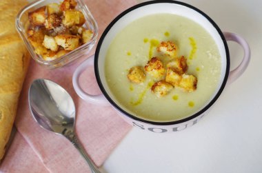 Kase sebze çorbası. Karnabahar çorbası püre croutons. 