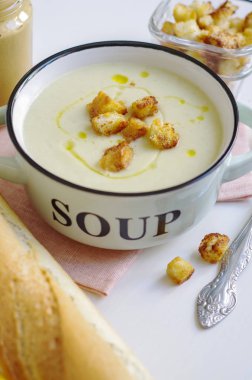 Kase sebze çorbası. Karnabahar çorbası püre croutons. 