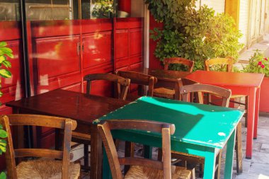 Cafe Teras güneşli yaz gününde küçük Avrupa şehirde