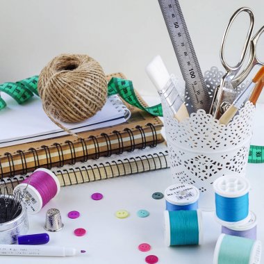 Makaralar, iş parçacığı ve iğneleri, iğne, bir yüksük ve düğmeleri de dahil olmak üzere temel dikiş araçları. 