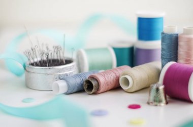 Makaralar, iş parçacığı ve iğneleri, iğne, yüksük ve mezura gibi temel dikiş araçları