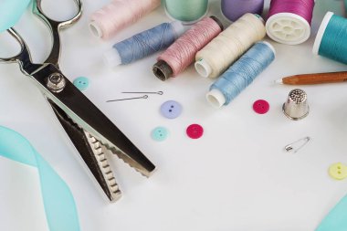 Makaralar, iş parçacığı ve iğneleri, iğne, yüksük ve mezura gibi temel dikiş araçları. 