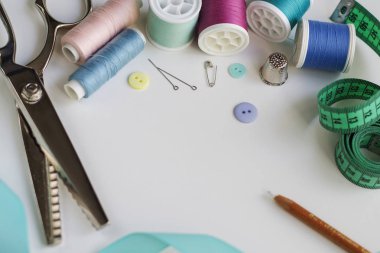 Makaralar, iş parçacığı ve iğneleri, iğne, yüksük ve mezura gibi temel dikiş araçları. Kopya alanı