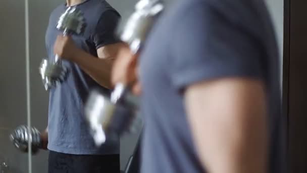 Muž Cvičit Biceps Před Zrcadlem Paže Cvičení Ruce Muže Velkým — Stock video