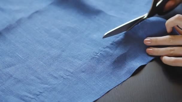 关闭女性手的照片与剪刀切割紫色织物 纺织品的测量和切割 剪裁过程 — 图库视频影像